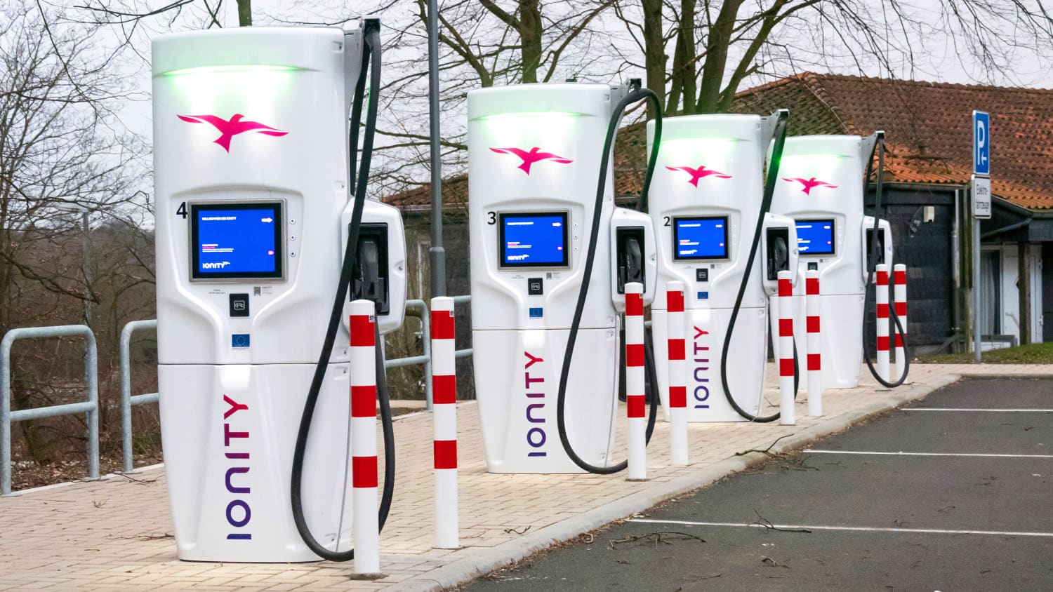 Ionity Ladesäulen an der Autobahn