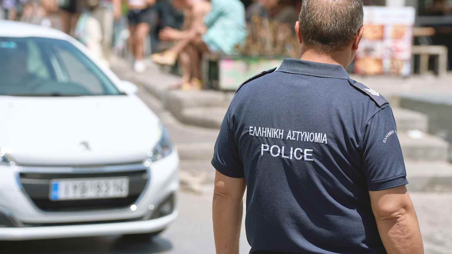 Ein Polizist von hinten bei einer Verkehrskontrolle in Griechenland