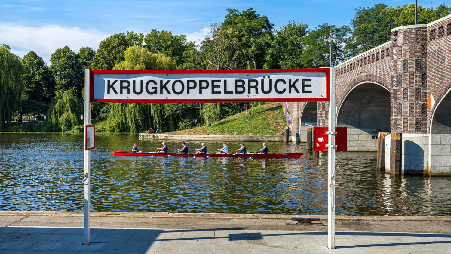 Die Haltestelle für Passagiere der  Alsterschifffahrt Krugkoppelbrücke