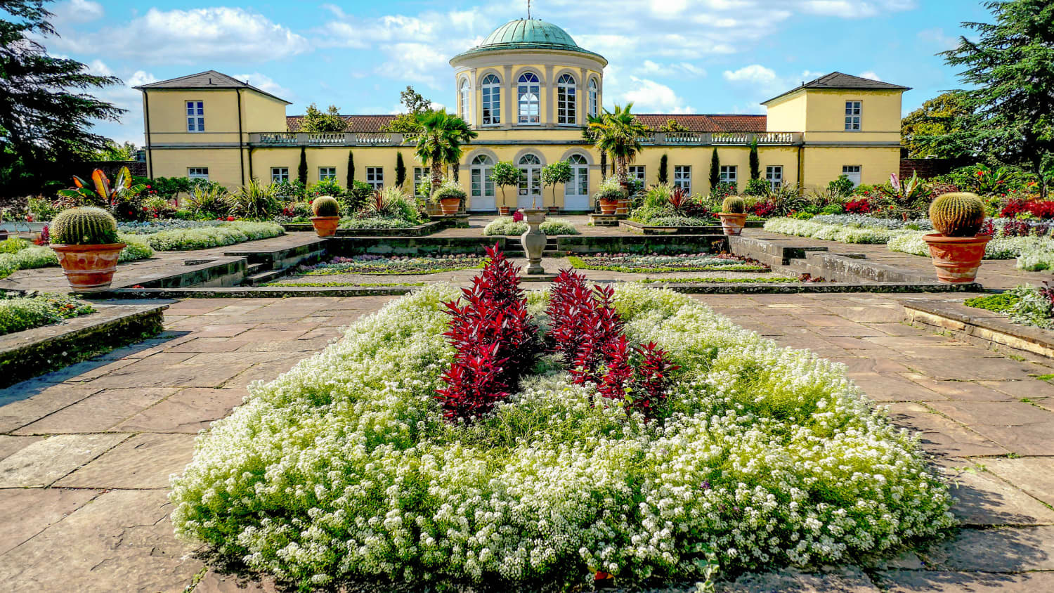 Im Schmuckhof des Berggarten Hannover mit dem Bibliothekspavillon