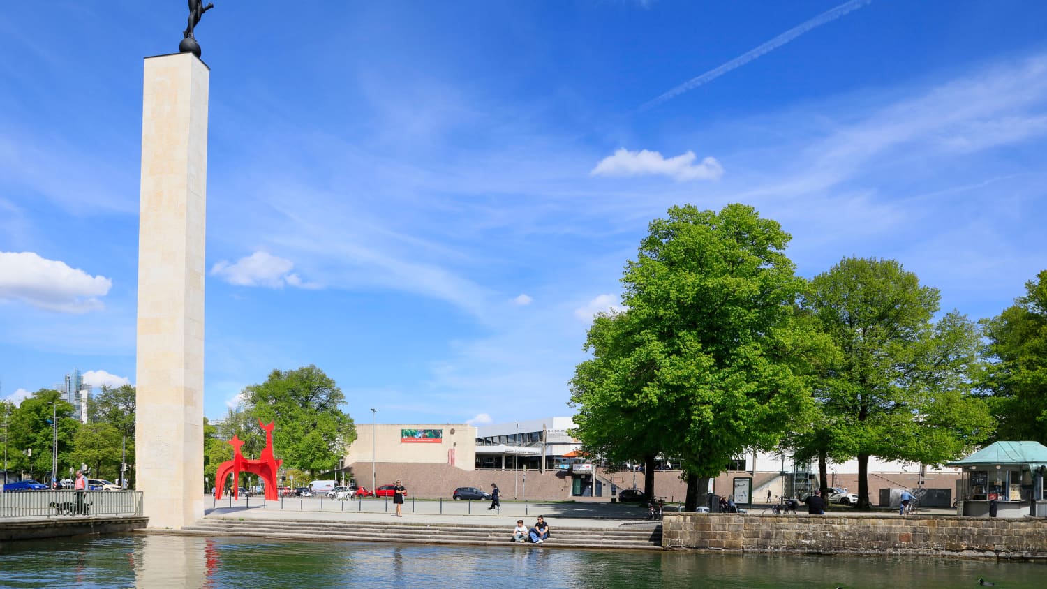 Das Sprengel Museum und im Vordergrund die Fackelträgersäule in Hannover