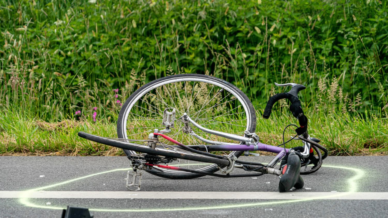 Ein Fahrrad liegt nach einem Unfall auf der Straße