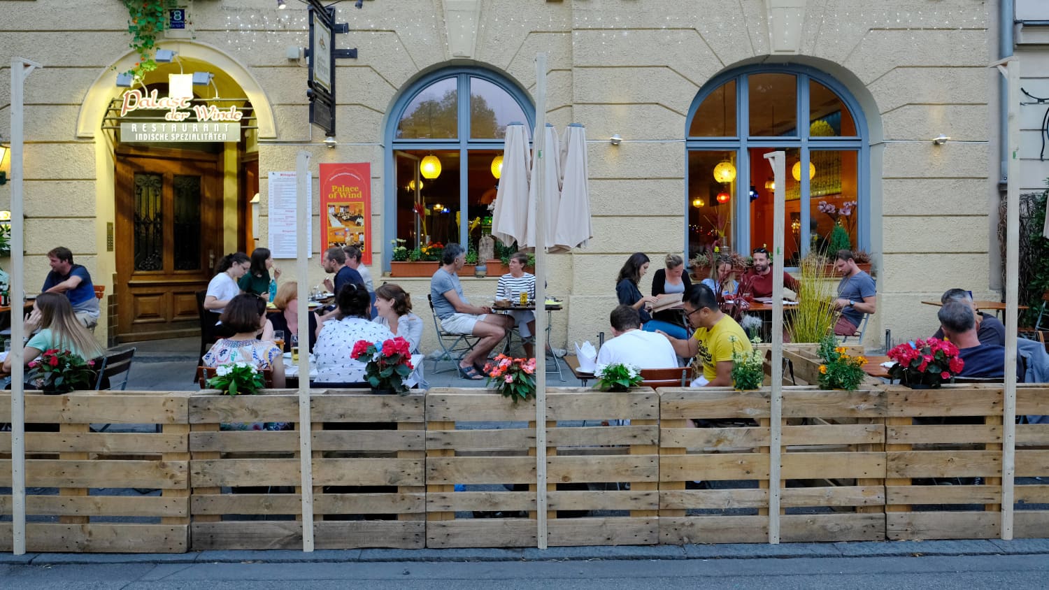 Ein Schanigarten in München im Sommer
