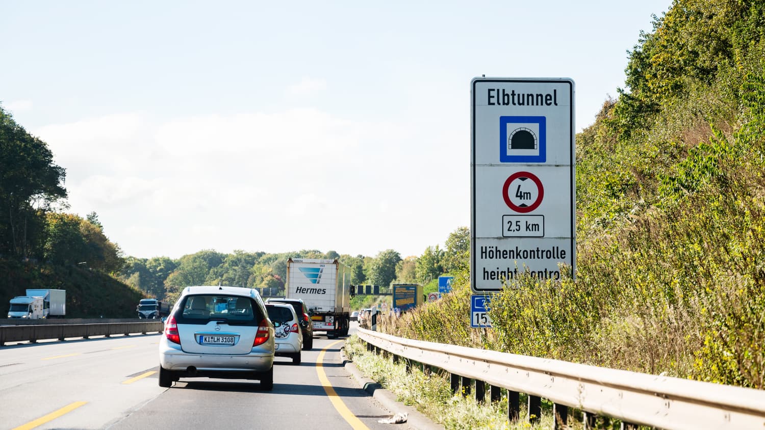 Eine Höhenkontrolle vor dem Elbtunnel