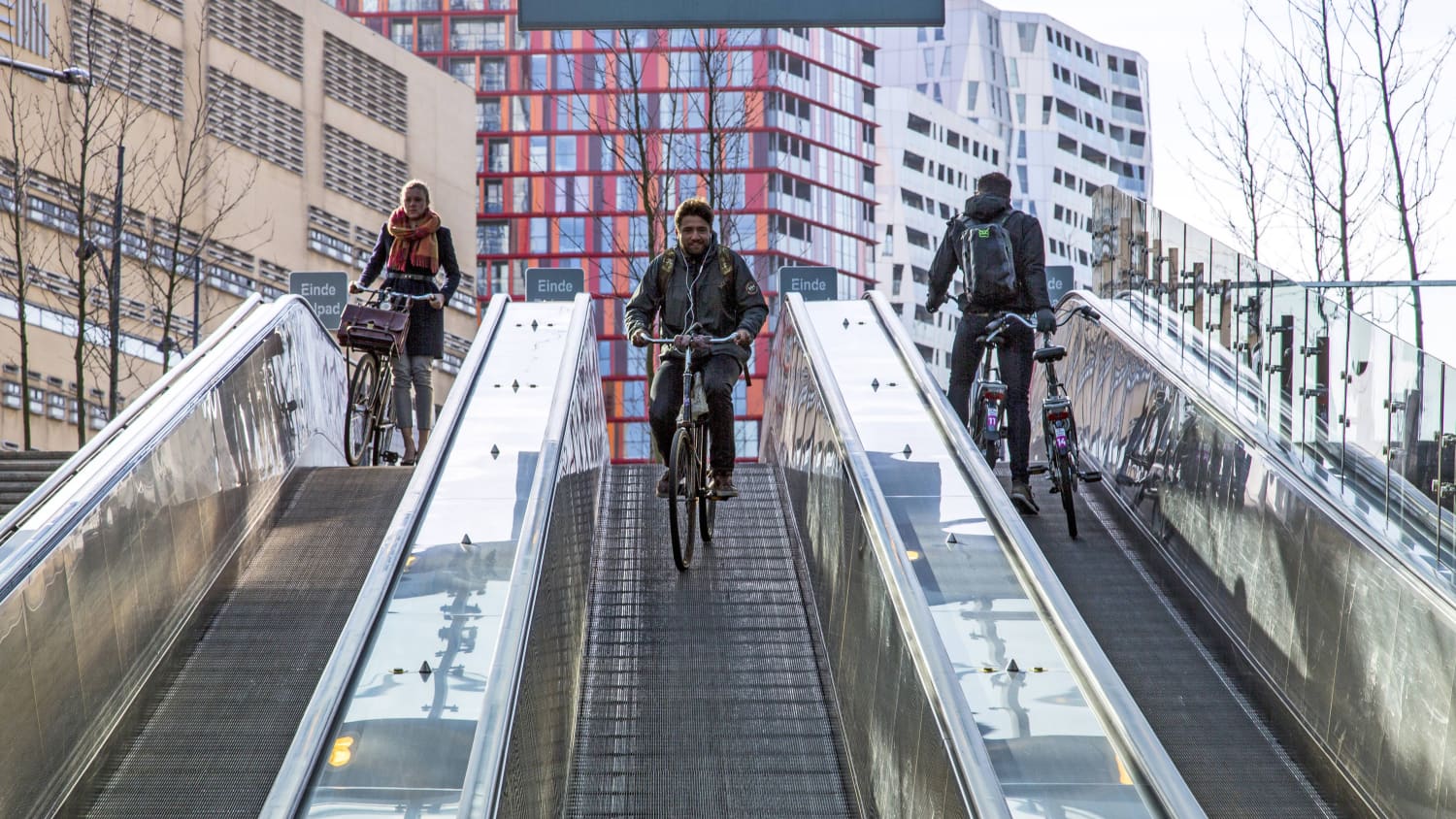 Fahrradfließbänder am Fahrradparkhaus am Hauptbahnhof von Rotterdam,
