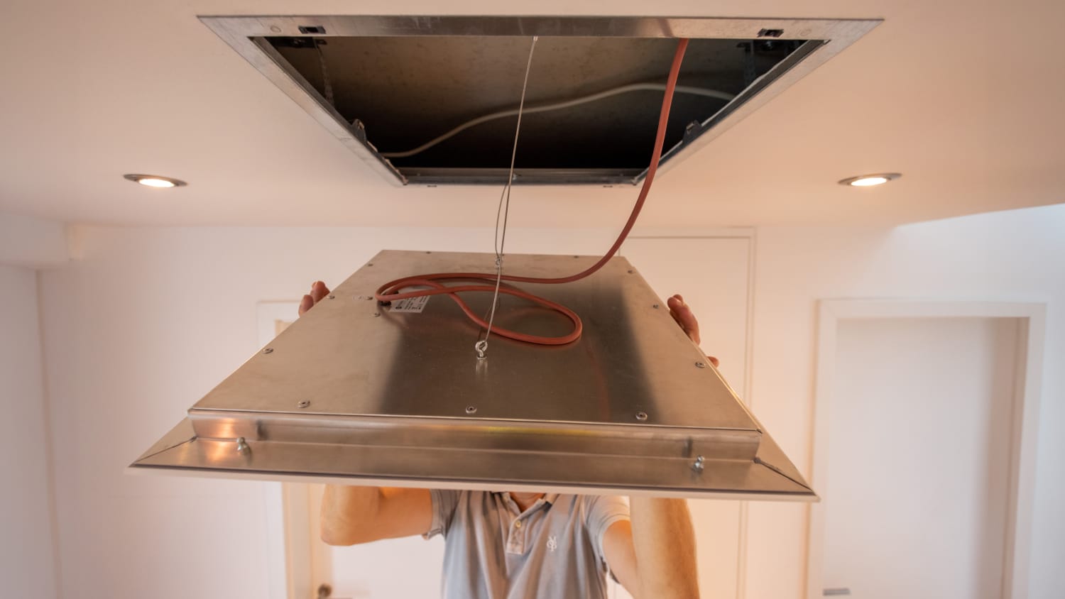 Eine Infrarotheizung wird an einer Decke in einem Wohnhaus installiert
