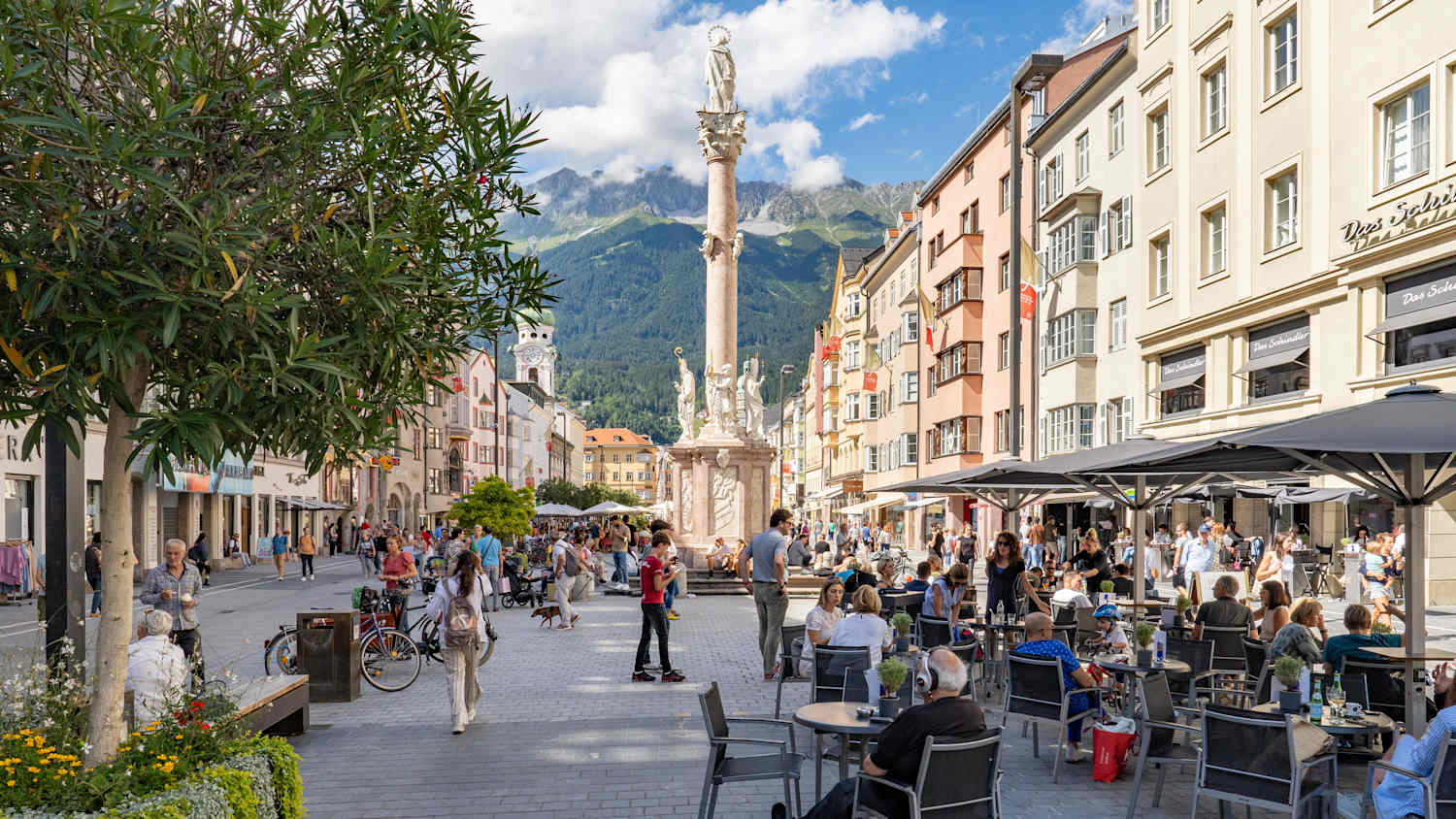 Die Maria-Theresien-Straße, mit Blick auf die Annasäule in Innsbruck