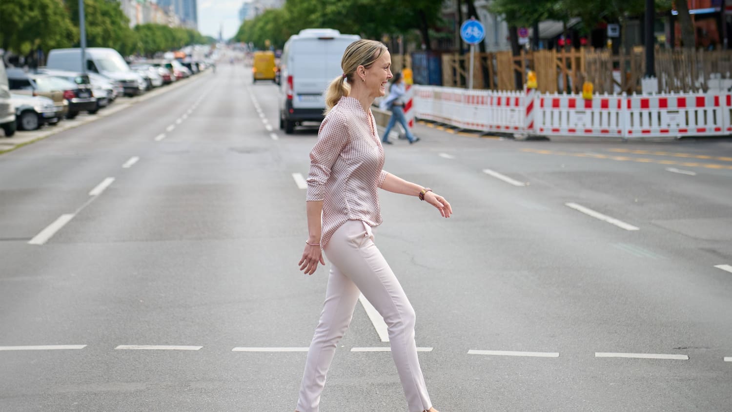 Berlin Verkehrssenatorin Manja Schreiner geht über eine Straße