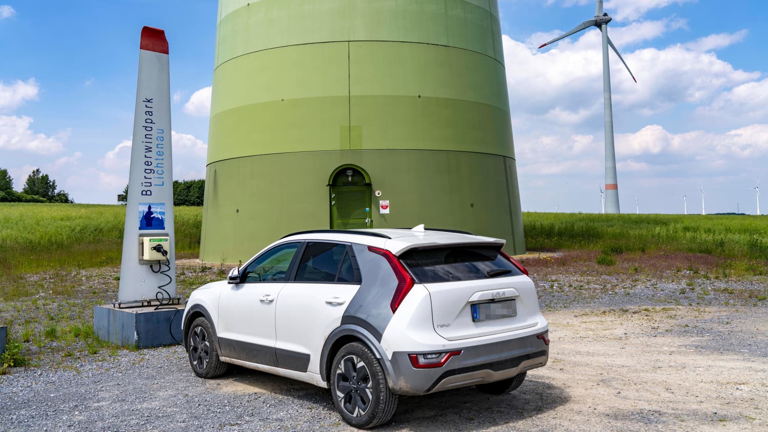 Elektroauto lädt am Bürgerwindpark Lichtenau