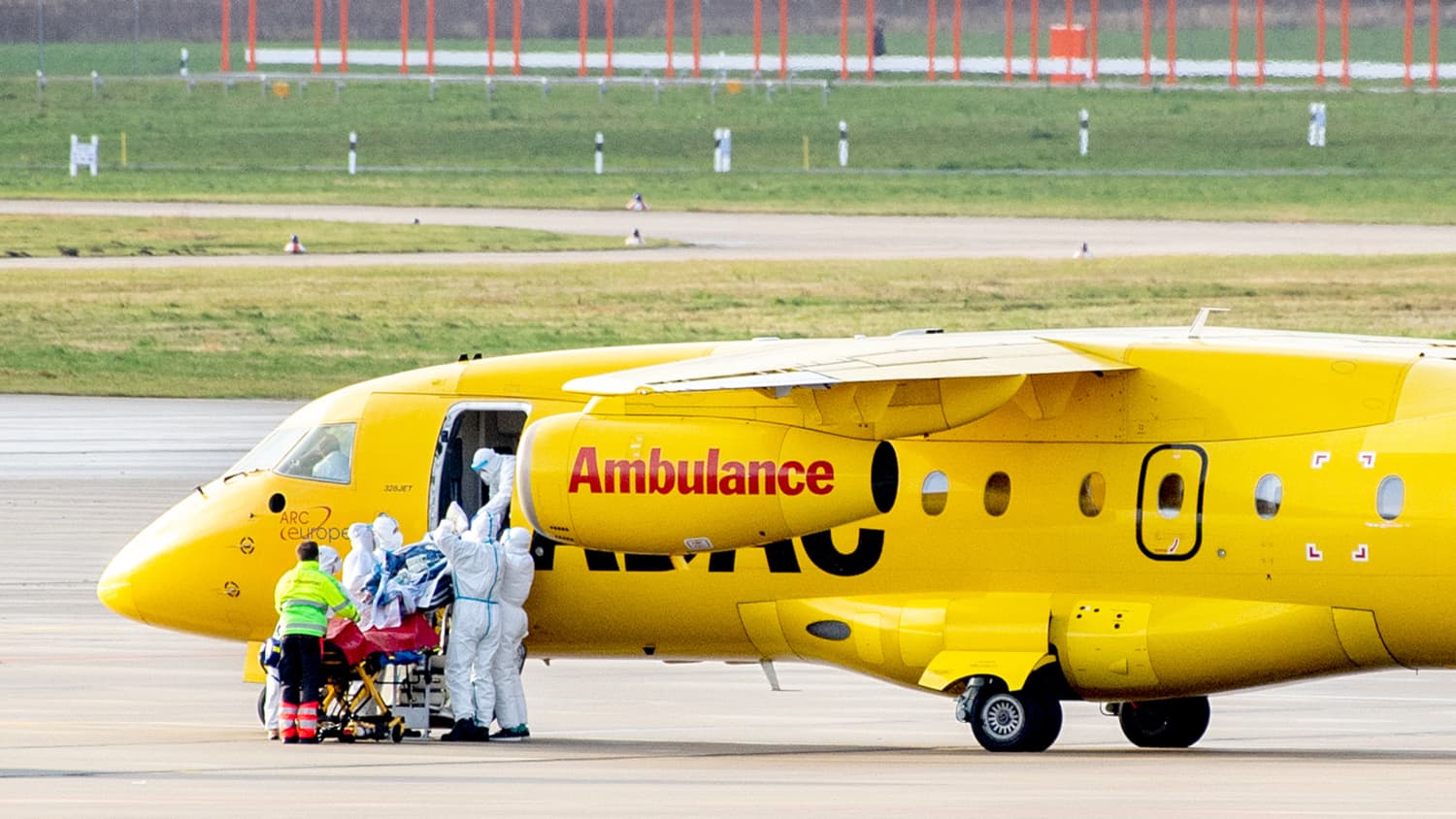 Ein Corona Patient wird am Flughafen Hannover in ein ADAC Ambulanz-Flugzeug geladen