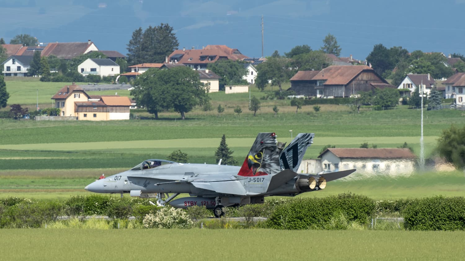 Ein Kampfflugzeugen des.Typs F/A-18 landet auf der Autobahn A1 bei Payerne bei der Armeeuebeung Alpha Uno, am Mittwoch, 5. Juni 2024, auf dem Autobahnabschnitt A1 in Payerne