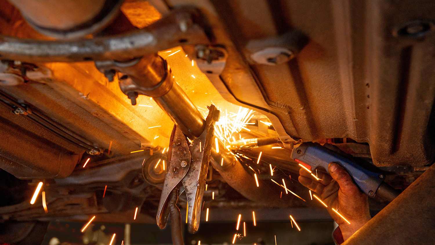 Ausbau eines Katalysators mit der Flex - Katalysatoren sind begehrtes Diebesgut