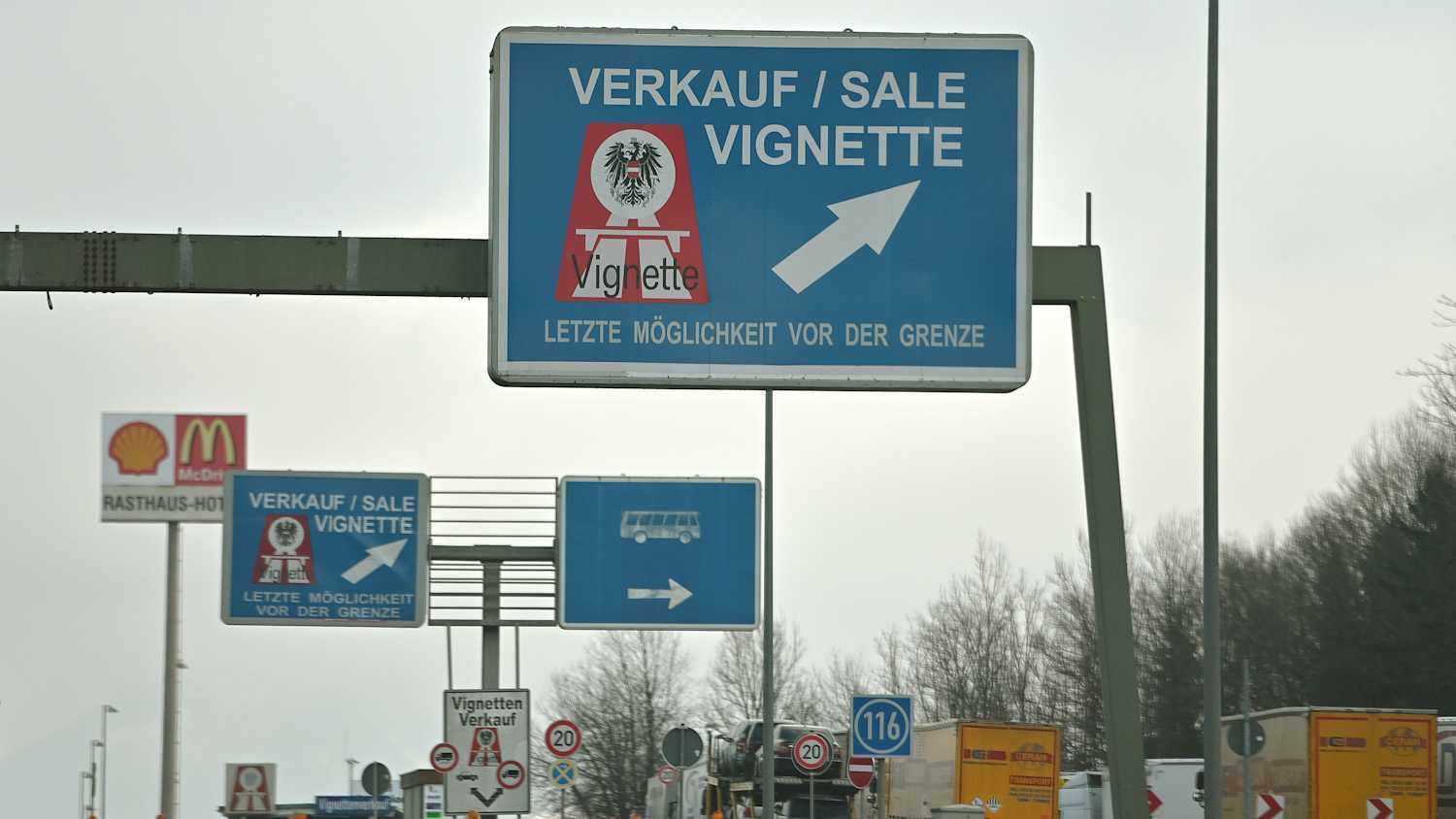 Vigenetten Verkaufsschild auf der Autobahn