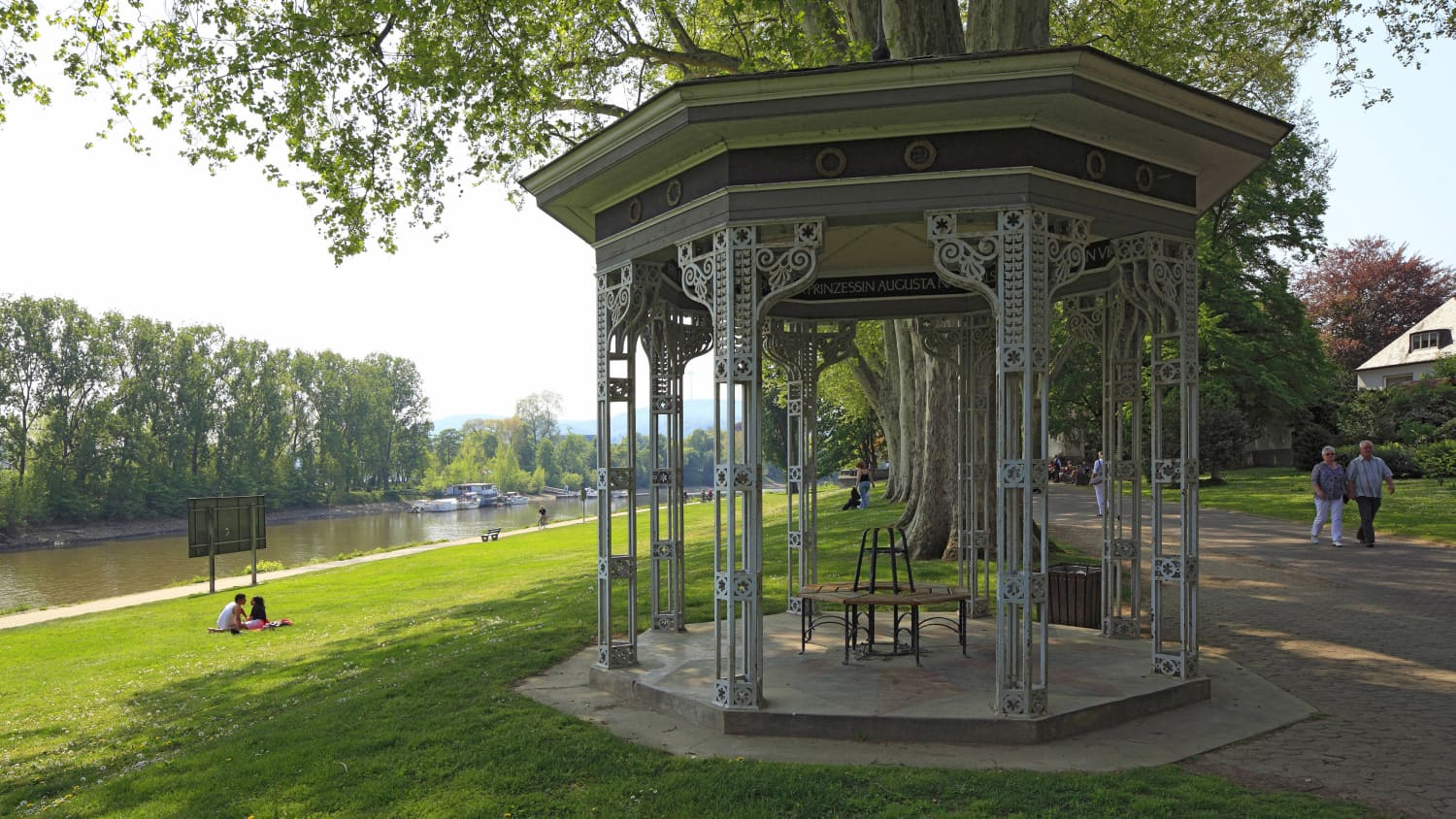Luisentempel oder Salvetempel in den Kaiserin-Augusta-Anlagen von Koblenz