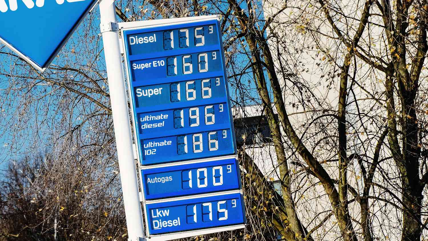 Ein Preisschild einer Tankstelle mit aktuellen Spritpreisen