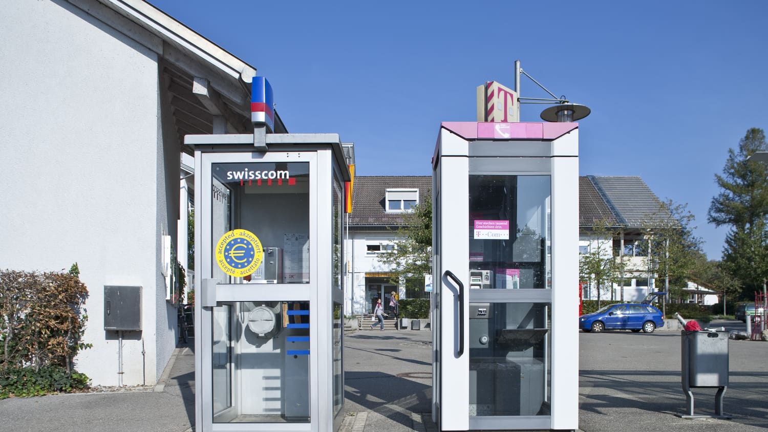 Telefonzellen der Schweizer Swisscom und der deutschen Telekom in der deutschen Exklave Buesingen, umgeben von den Schweizer Kantonen Schaffhausen