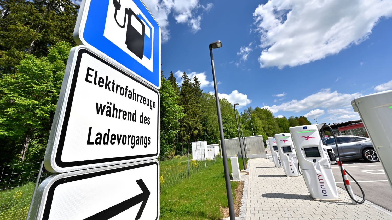Ladesäulen an einer Autobahnraststätte