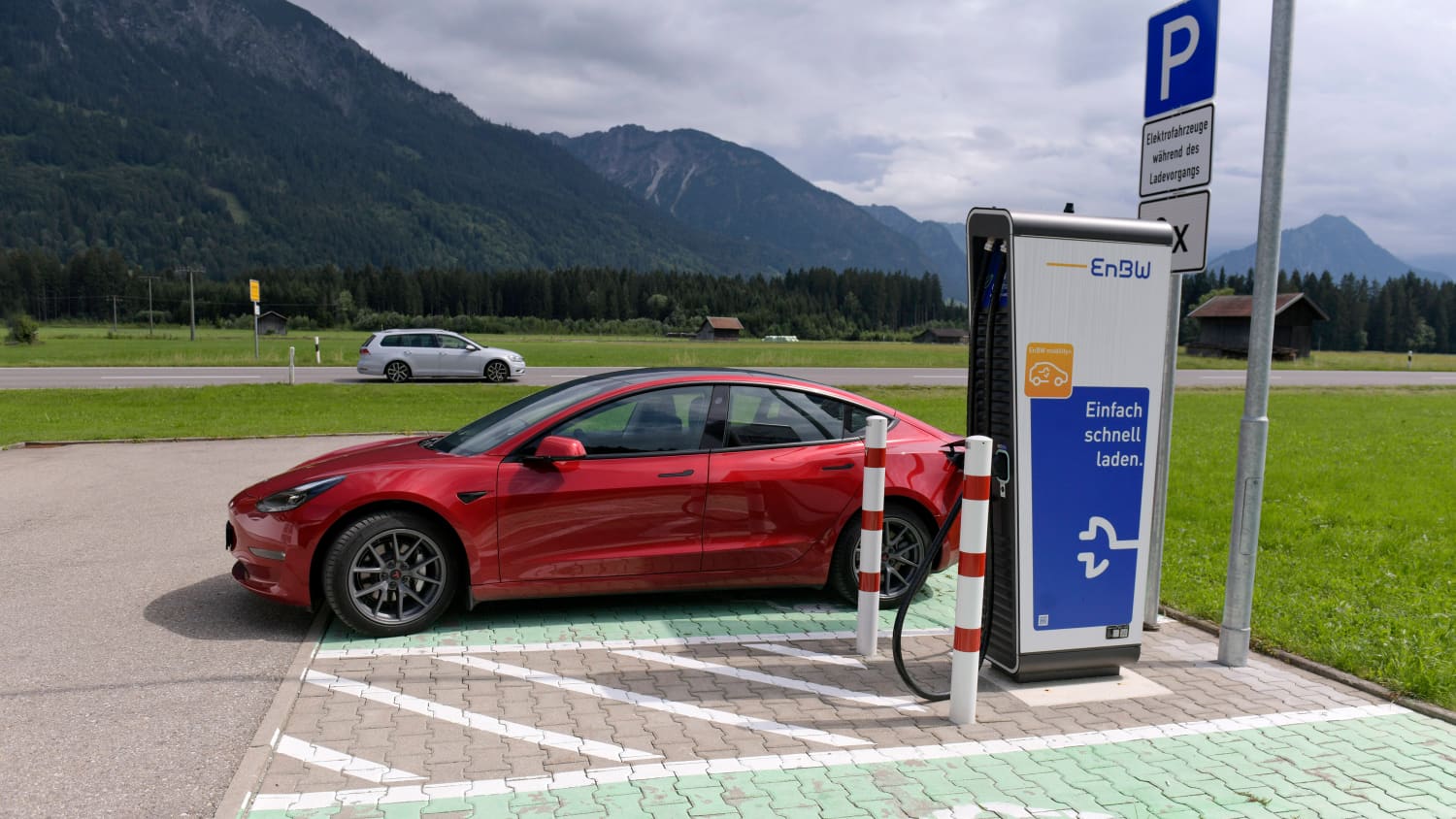 Ein Elektroauto an einer ENBW Ladesäule