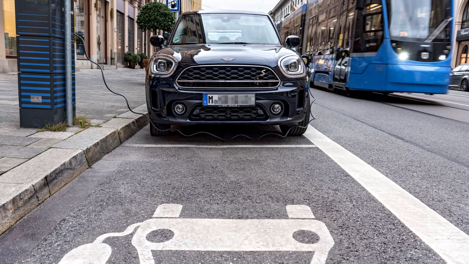 Ein Elektroauto steht in München an einer Ladesäule