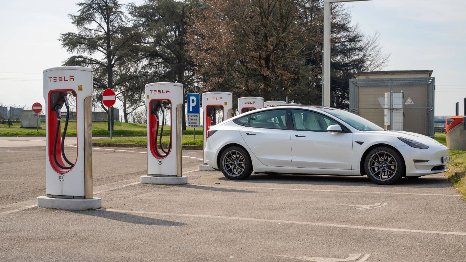 Ein Tesla an einer Ladesäule