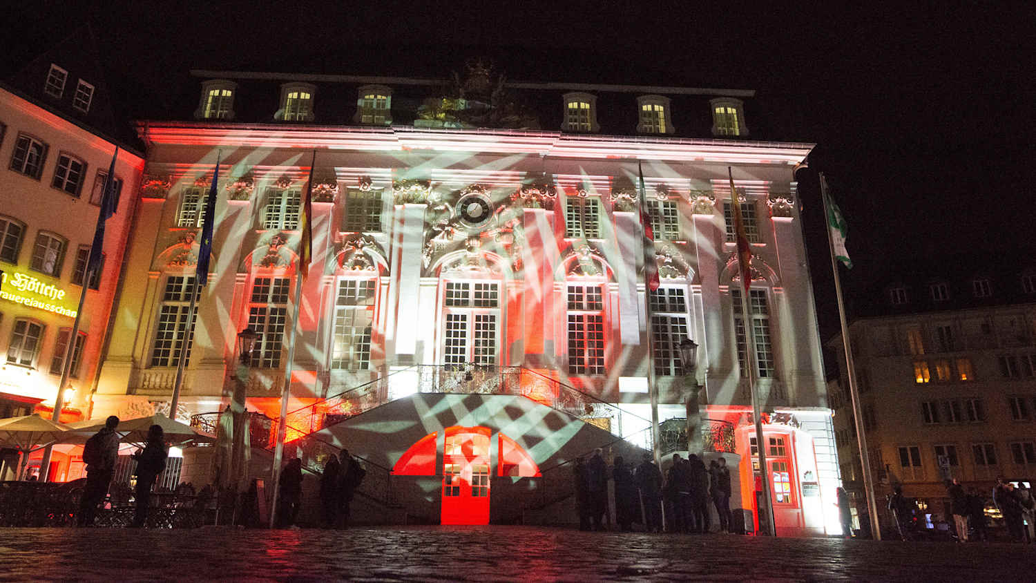 Beleuchtetes Gebäude während des Lichterfests Bonn leuchtet