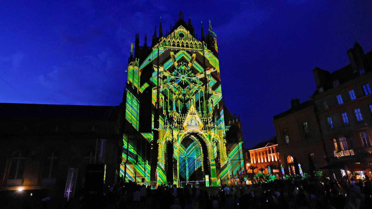 Beleuchtetes Gebäude beim Lichterfest Constellations de Metz