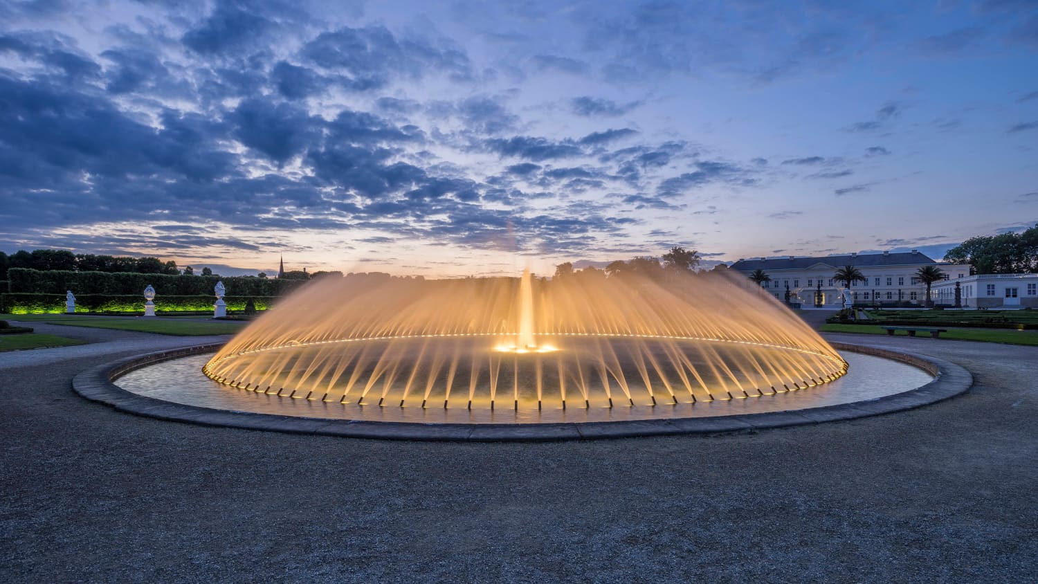 Beleuchteter Brunnen in den Herrenhäuser Gärten in Hannover
