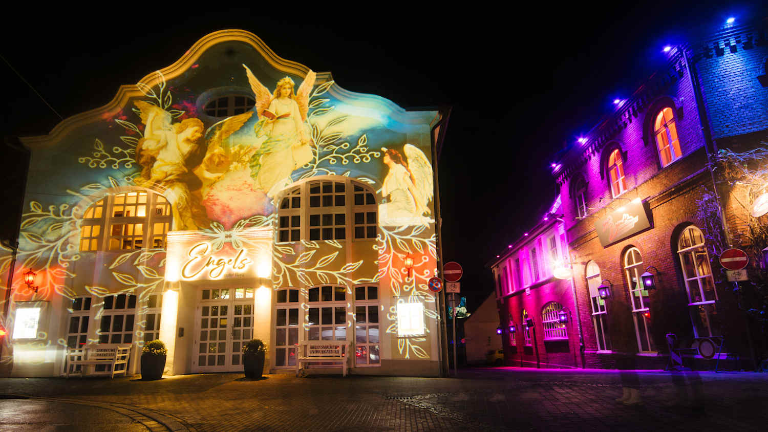 Beleuchtete Gebäude während des Lichterfests Recklinghausen Leuchtet