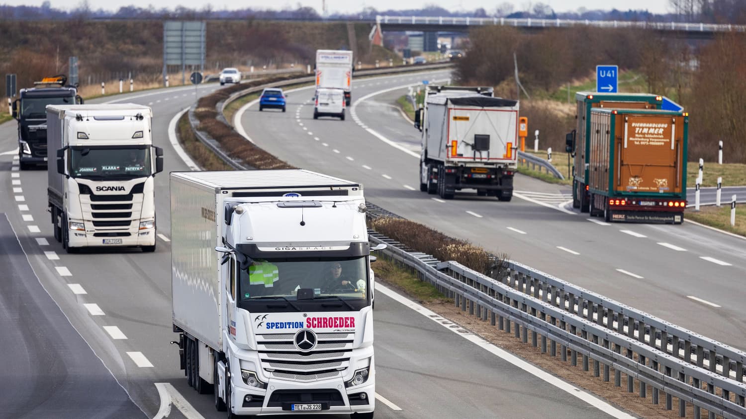 LKW´s die auf der Autobahn fahren