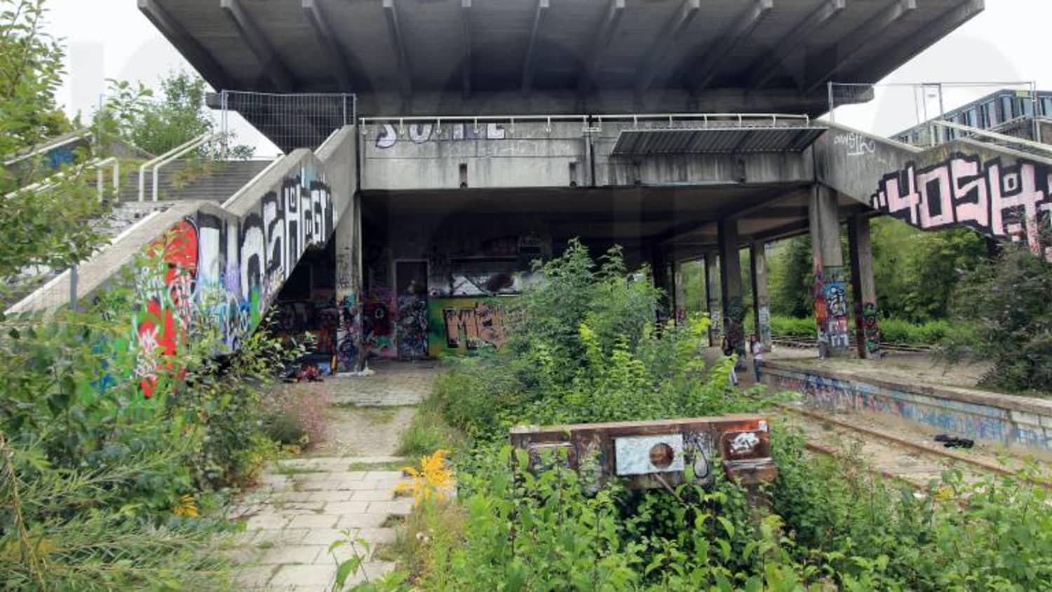 Ein Verlassener Bahnhof aus Beton mit Graffitis