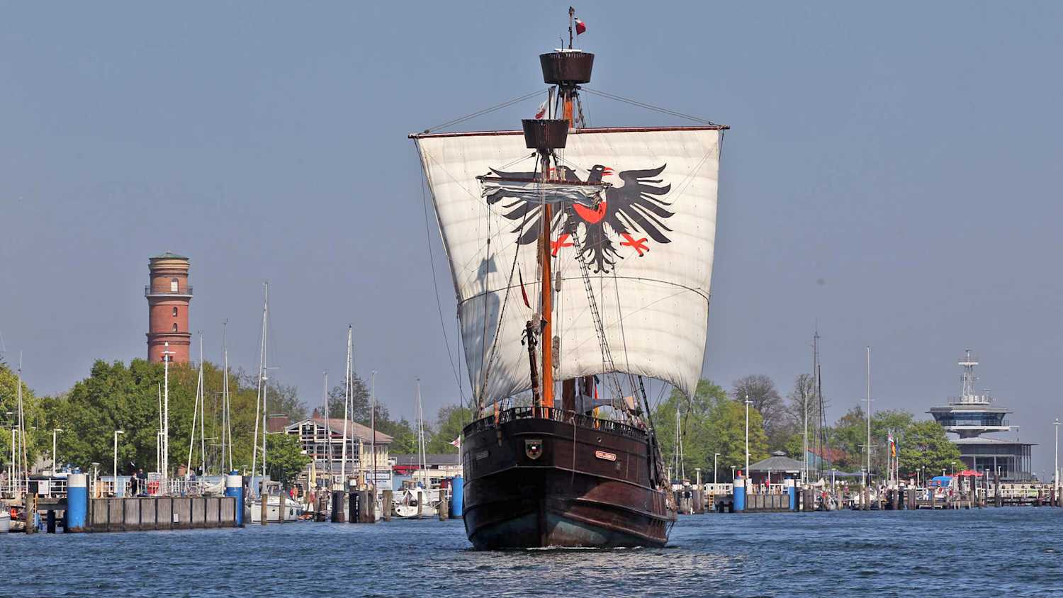 Einlauf des Schiffs Lisa von Lübeck in den Hafen Travemünde