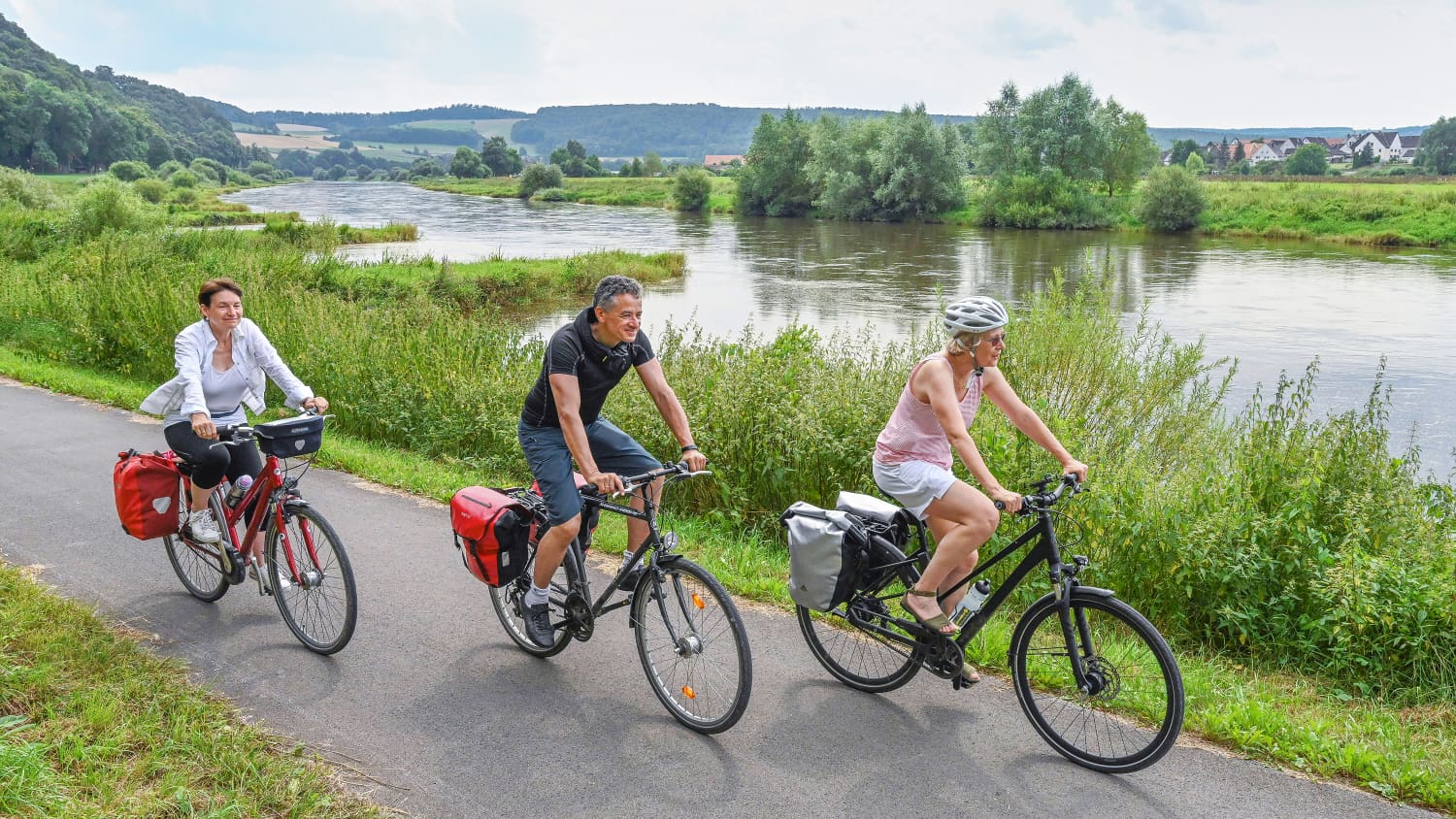 Radfahrer fahren den Weserradweg nahe Heinsen