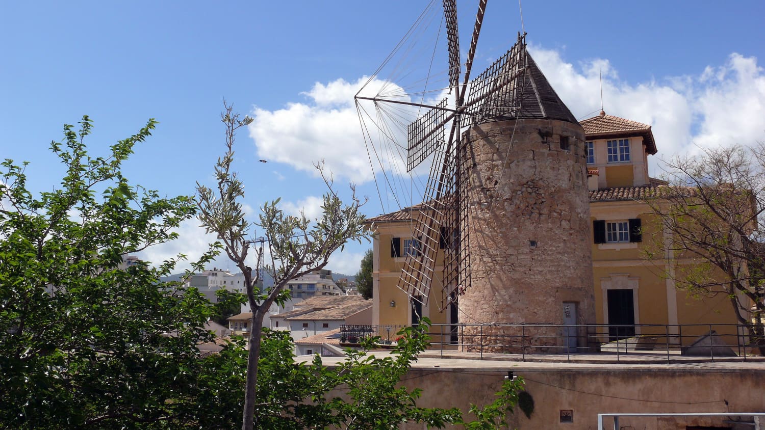 Die alte Windmühle in Palma de Mallorca vor blauem Himmel im Stadtteil Santa Catalina