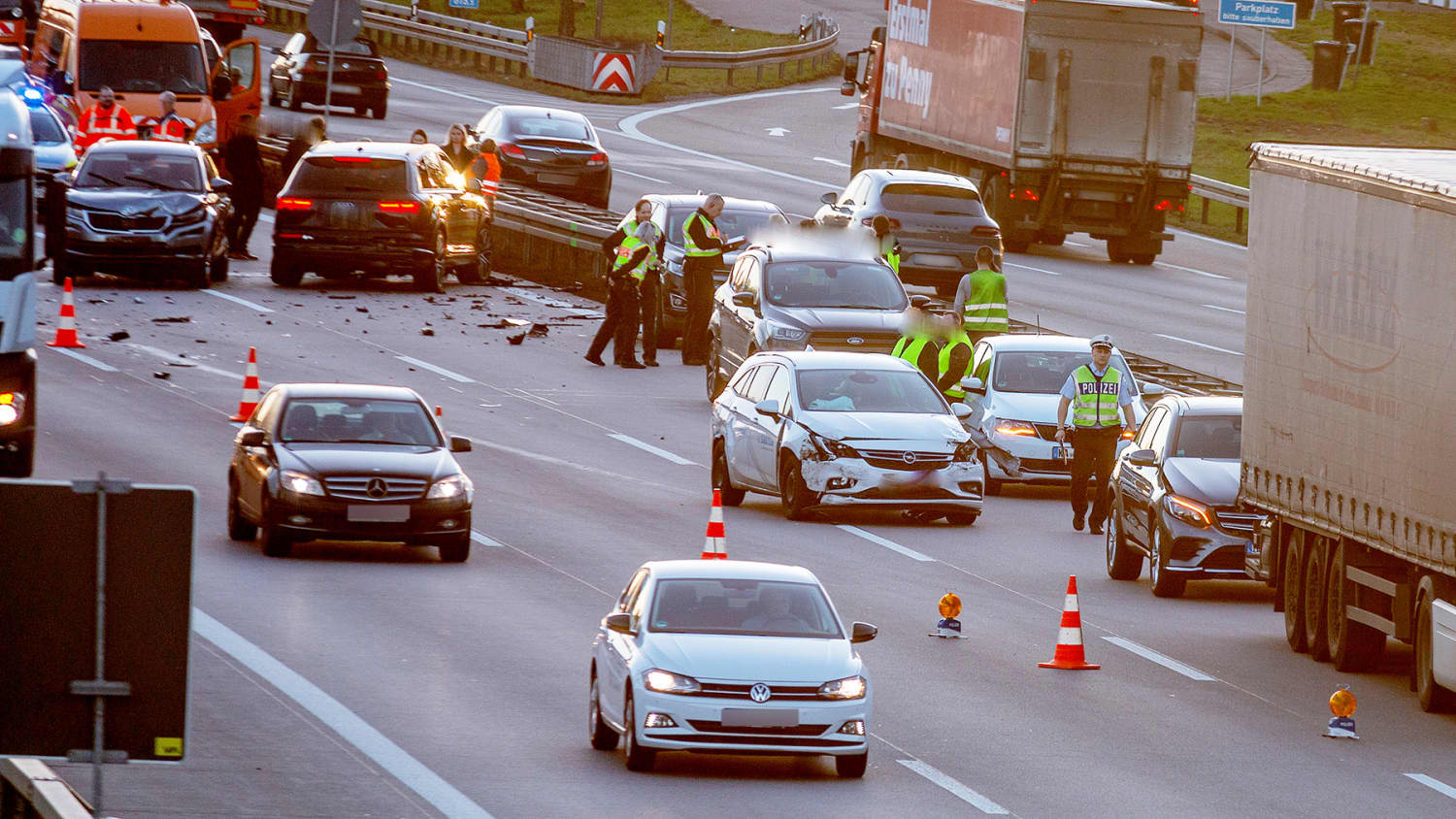 Mehrere Autos wurden nach einer Massenkarambolage auf der Autoahn beschädigt