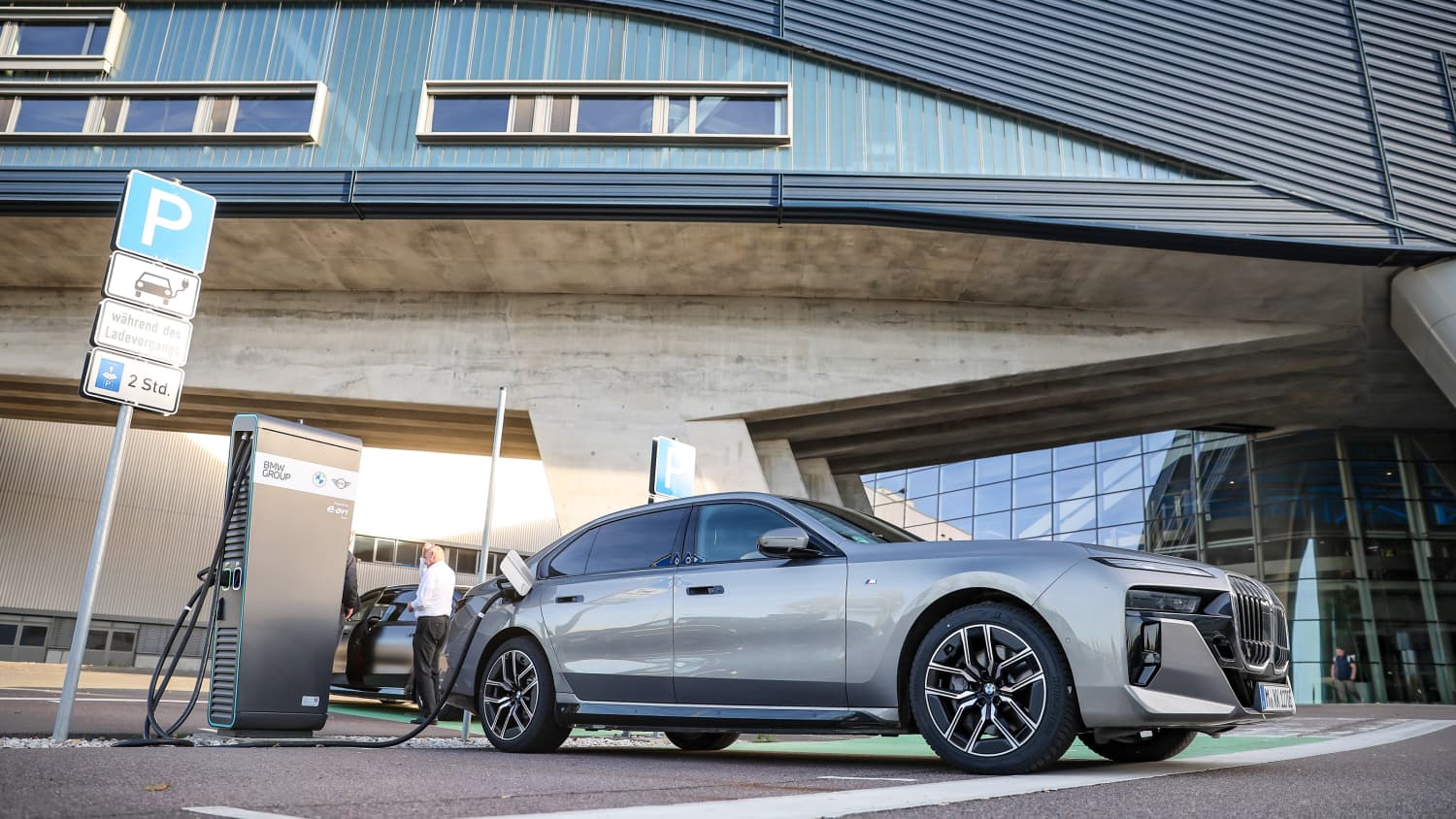 Ein BWM i7 lädt vor dem BMW-Werk Leipzig
