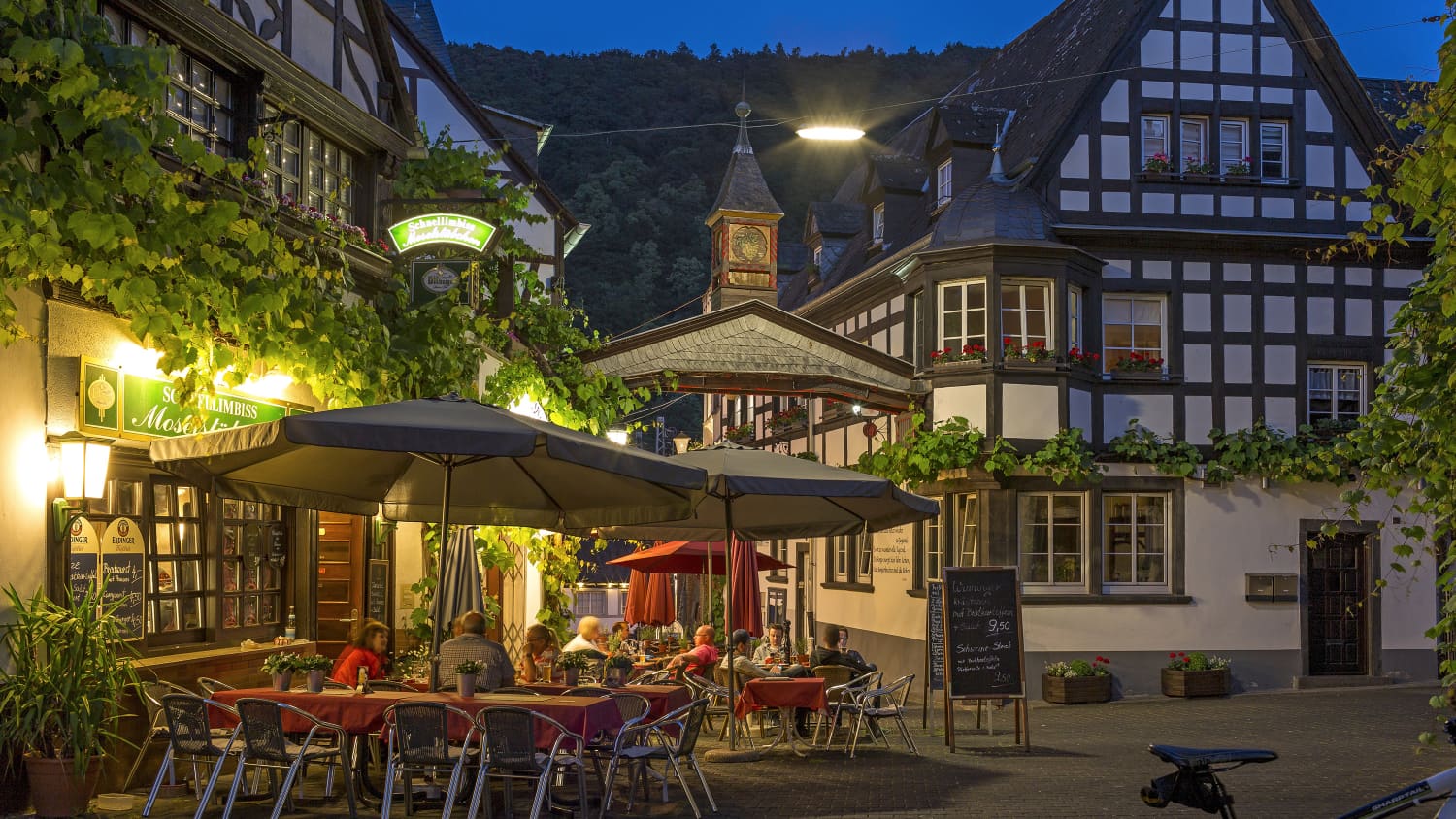 Ein Restaurant am Abend, draußen in einer Straße vor Fachwerkhäusern