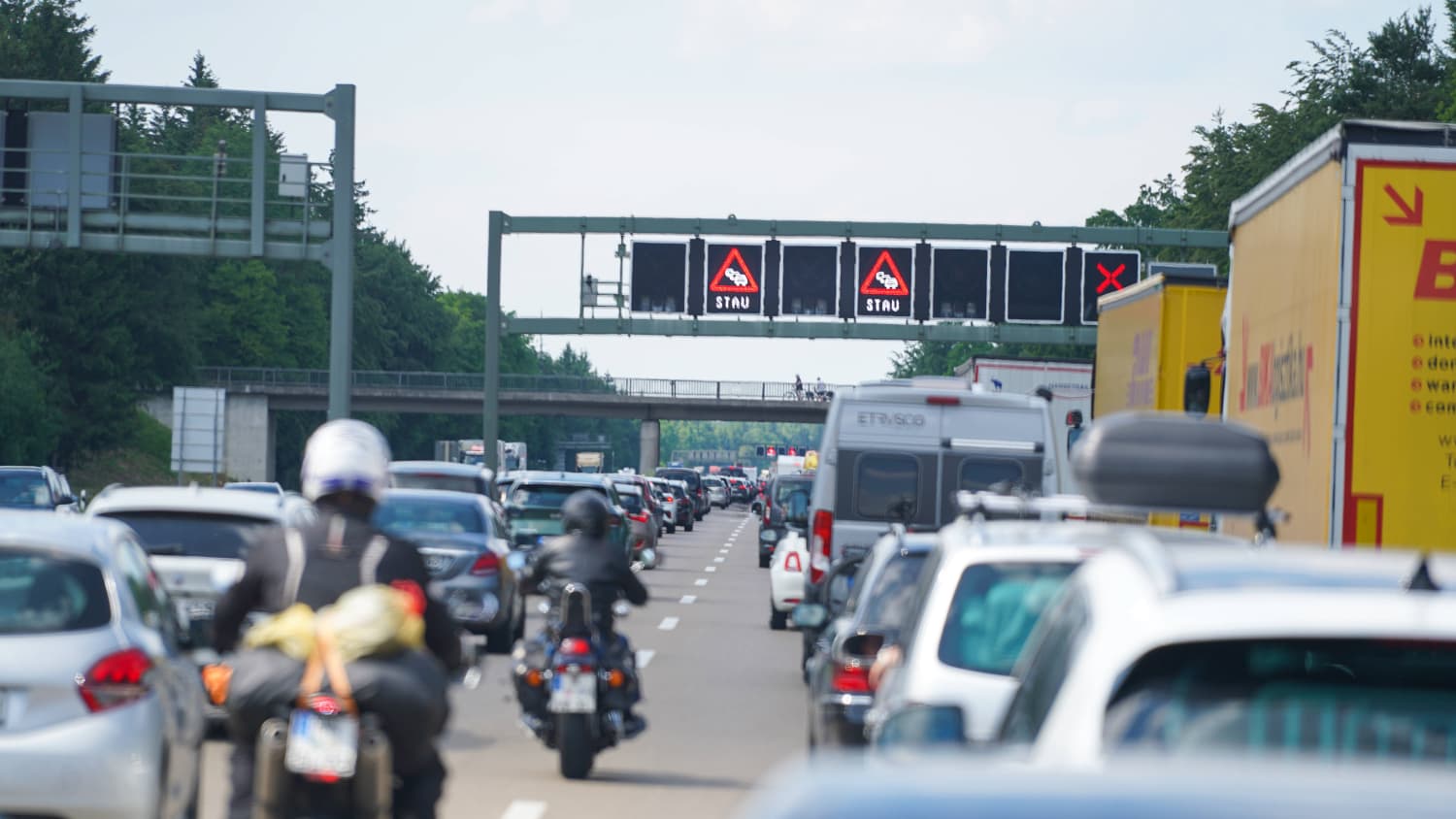 Motorradfahrer schlängeln sich durch einen Stau auf der Autobahn