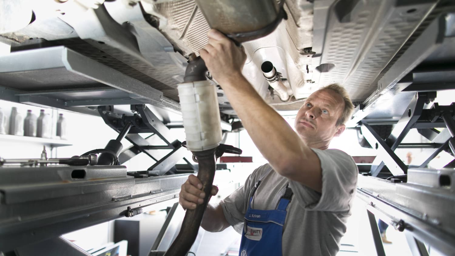 Mechaniker rüstet einen Diesel Partikelfilter bei einem Auto nach