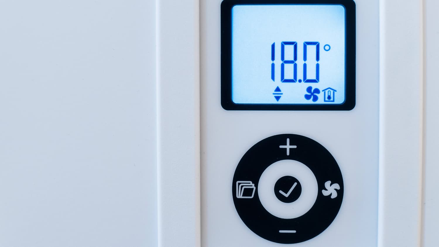 Ein digitales Thermostat, welches Informationen des Nachtspeicherofens anzeigt