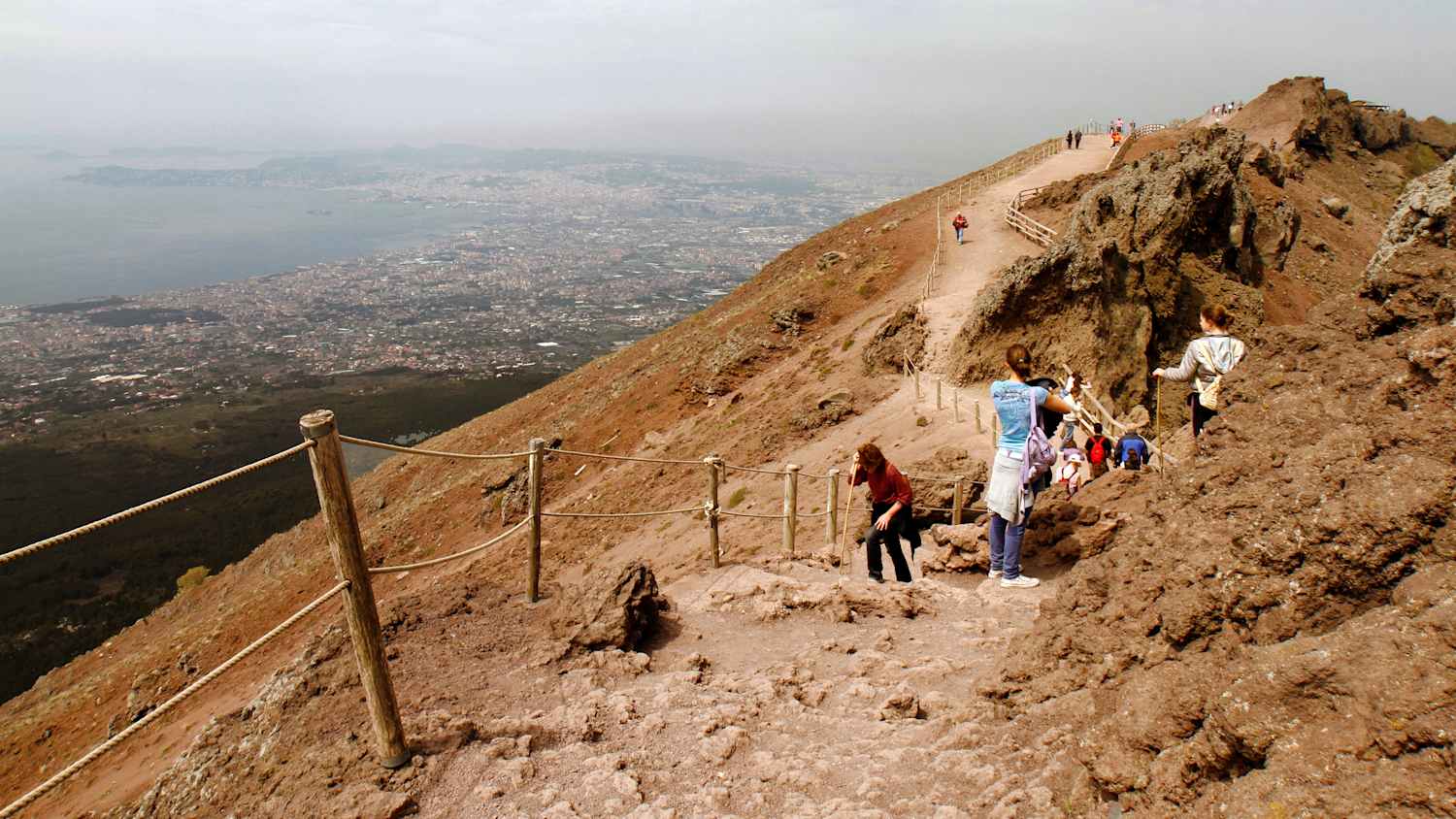 Menschen Wandern auf den Vulkan Vesuv in Italien