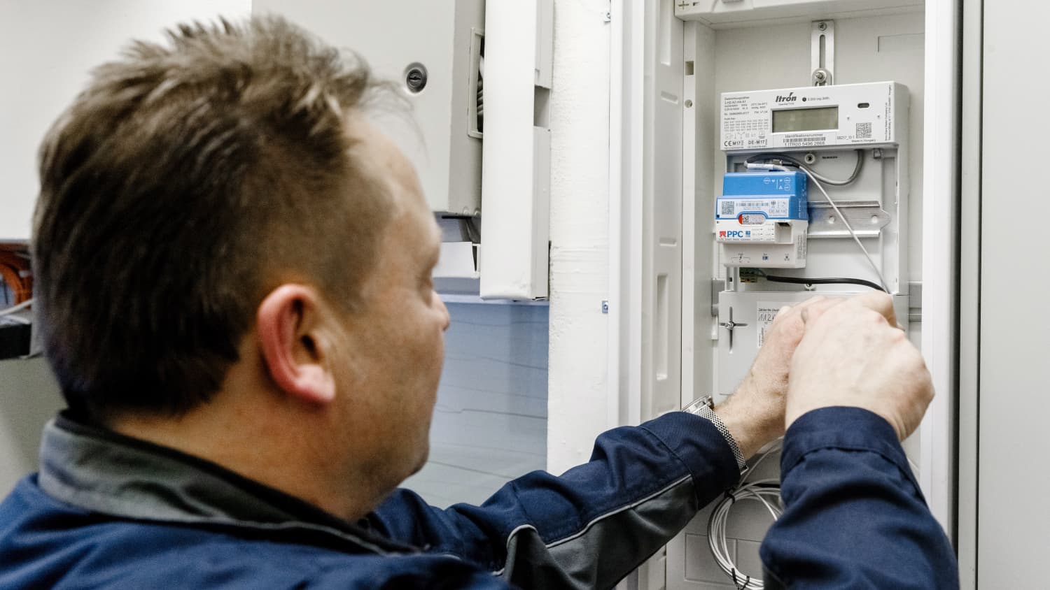 Ein Elektriker arbeitet an einem Sicherungskasten