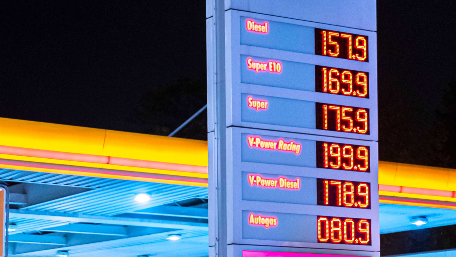Eine Shelltankstelle Nachts beleuchtet in Berlin