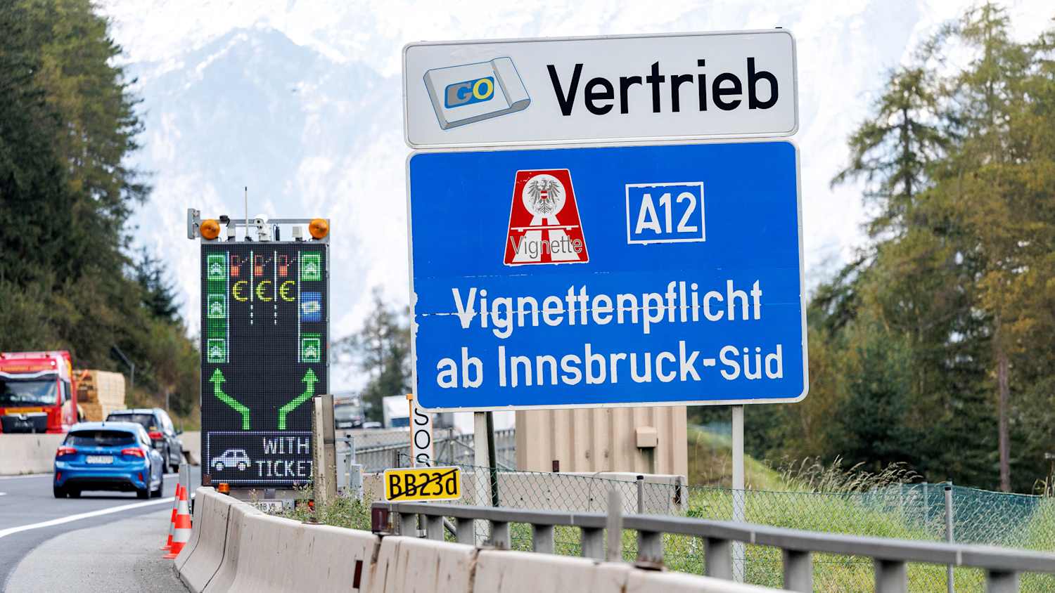 Ein Schild informiert über die Vignettenpflicht in Österreich