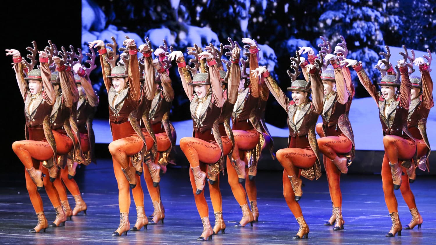 Die Rockettes als Rentiere in der Show Christmas Spectacular