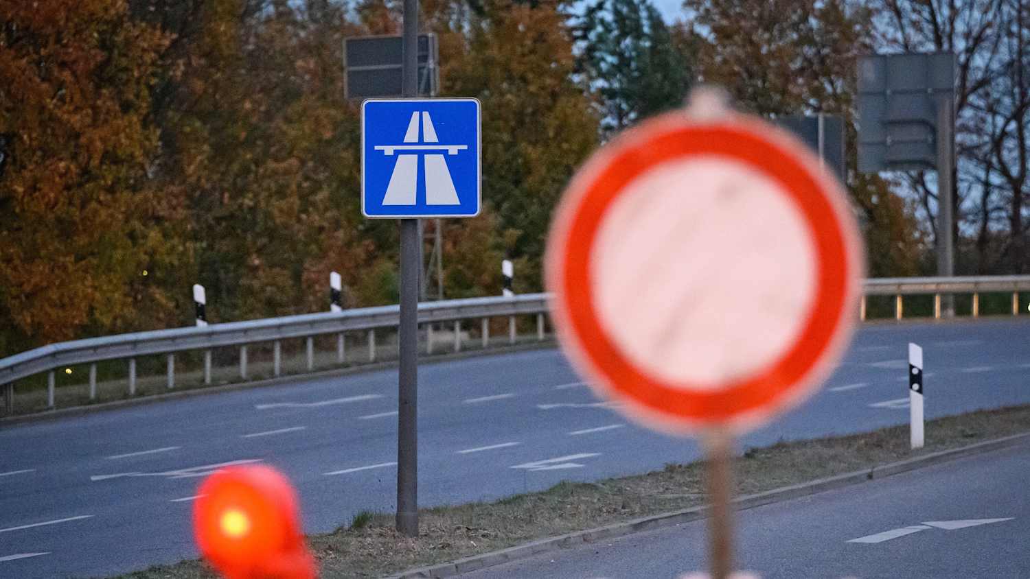 Schilder und Baken die auf eine Sperrung der A7 hinweisen