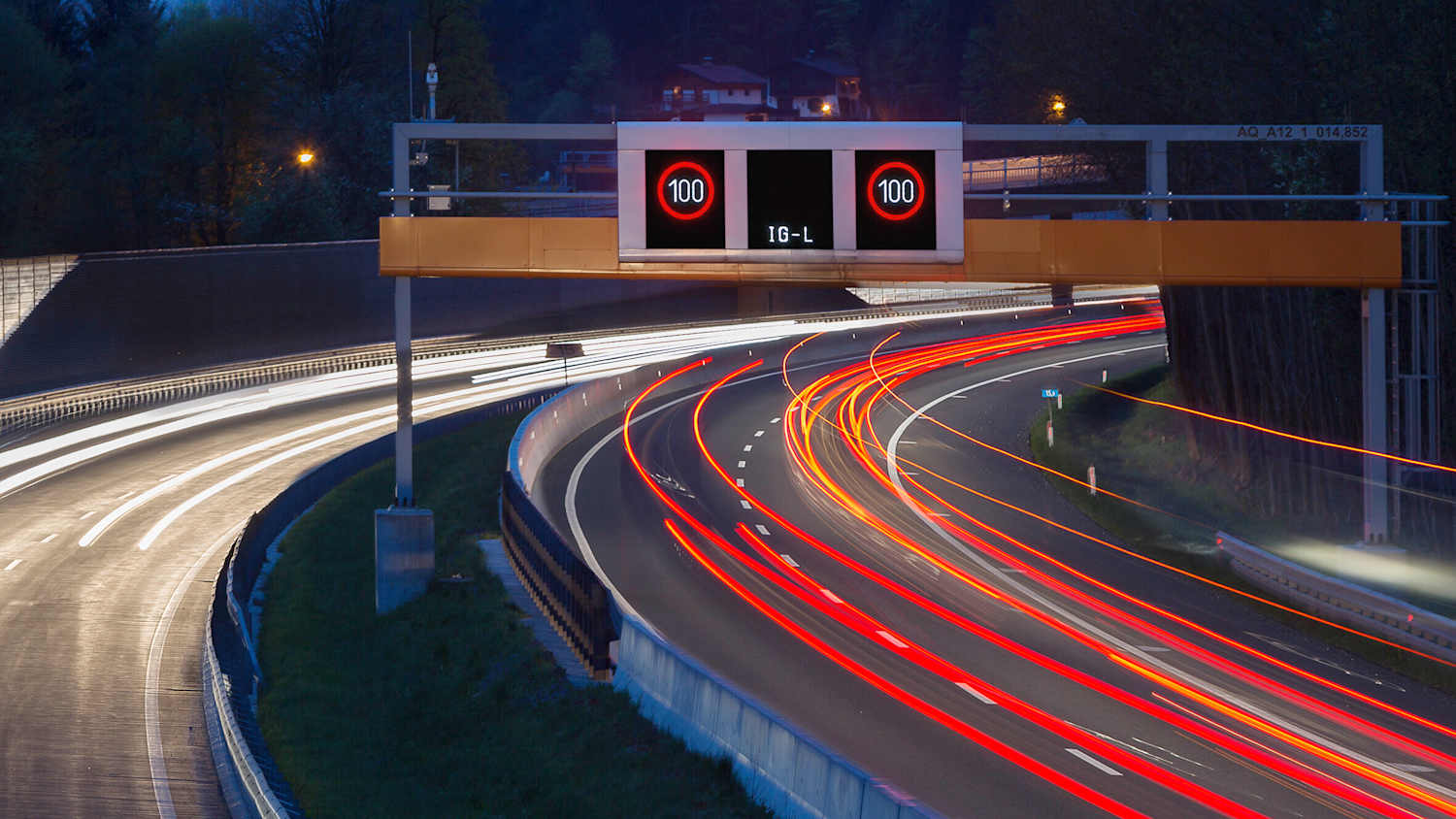 Ein Foto der Inntalautobahn bei Nacht