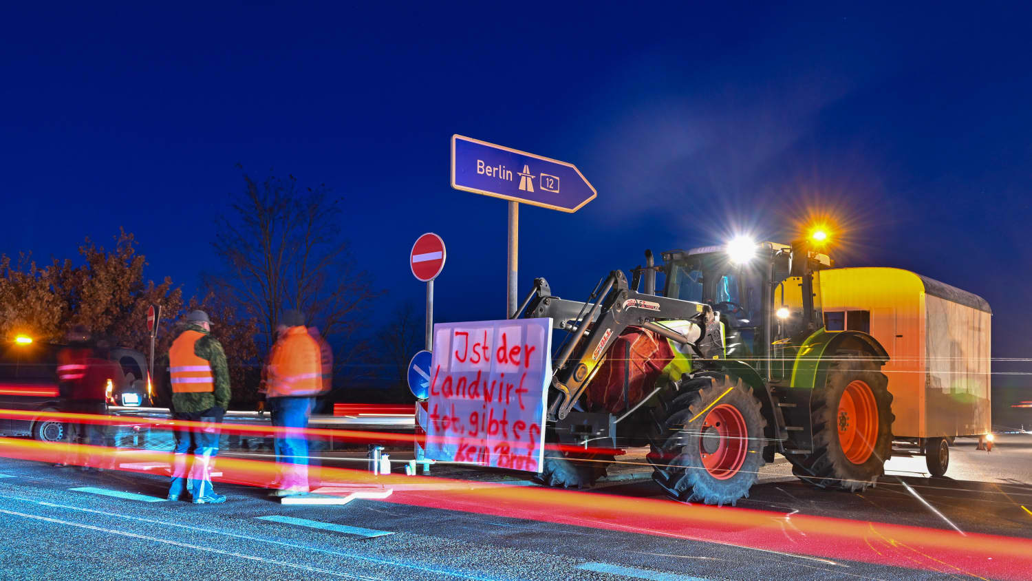 Bauern blockieren eine Autobahnauffahrt