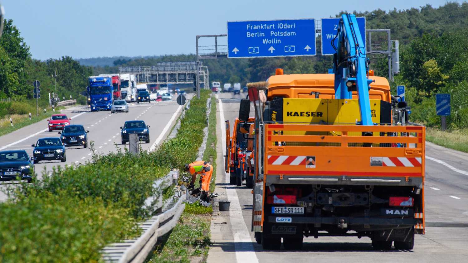 Mitarbeiter der Autobahnmeisterei demontieren auf der Autobahn A2 die Mittelleitplanke. Dort war am 28.06.2025 ein Tanklaster mit Speiseöl verunglückt und verlor seine gesamte Ladung