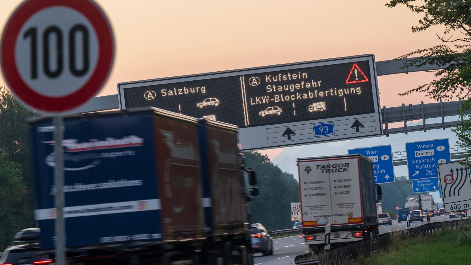 LKWs auf der Autobahn mit Warnschild zur Blockabfertigung