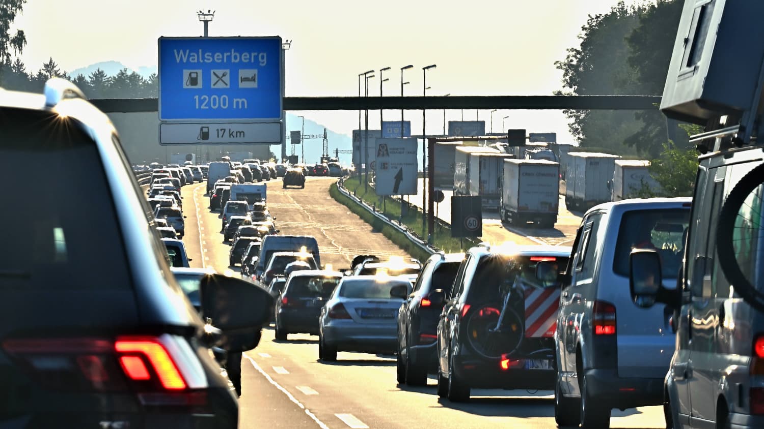 Autos stehen auf der Autobahn A8 kurz vor Walserberg im Stau